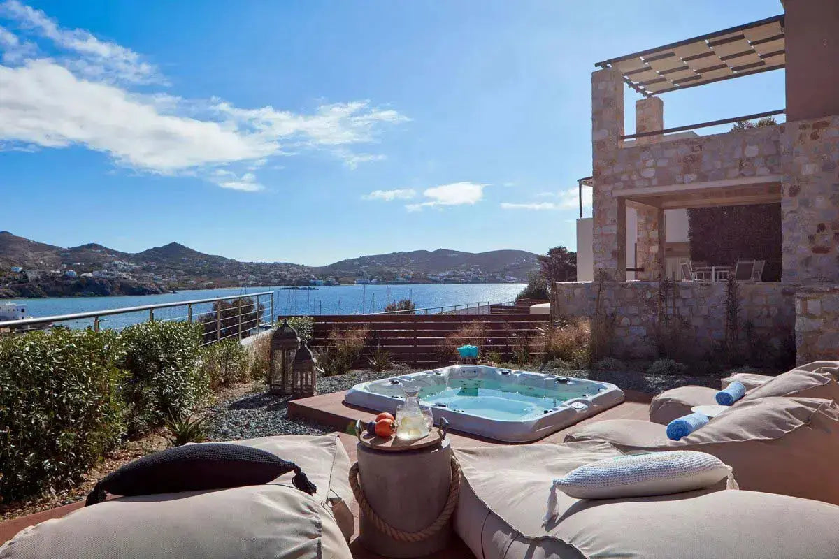 Zevenpersoons jacuzzi buiten op terrasje met uitzicht, perfecte swimspa en zwemspa optie.