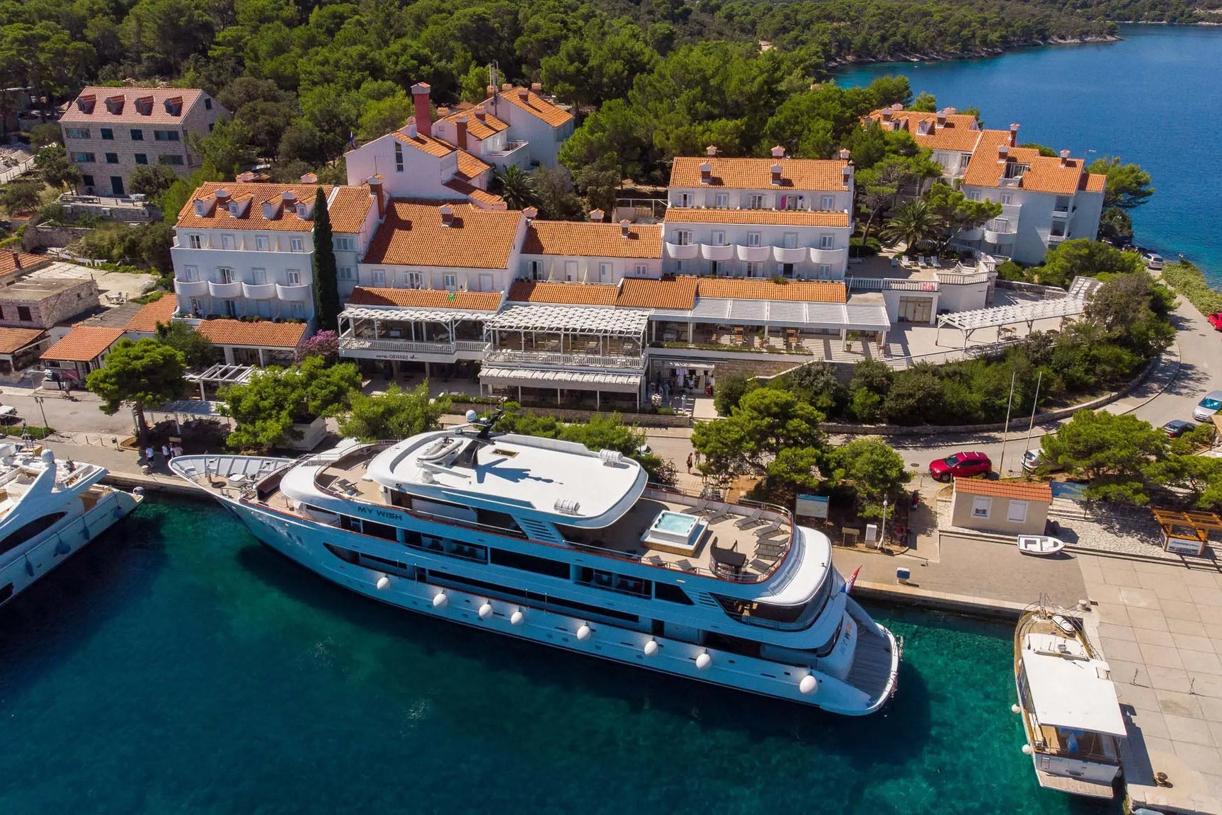 Modern luxe 6-persoons jacuzzi buiten met strakke lijnen, perfect als zwemspa of swimspa.