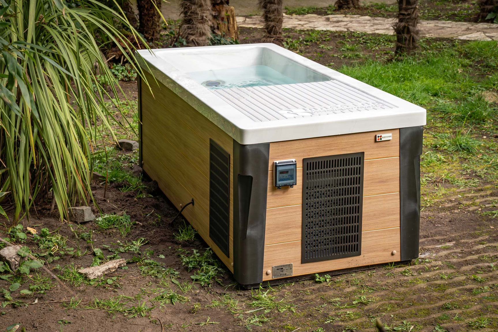 Compact houten jacuzzi buiten met geïntegreerde zwemspa en bubbeljets voor zwemmen en ontspanning.