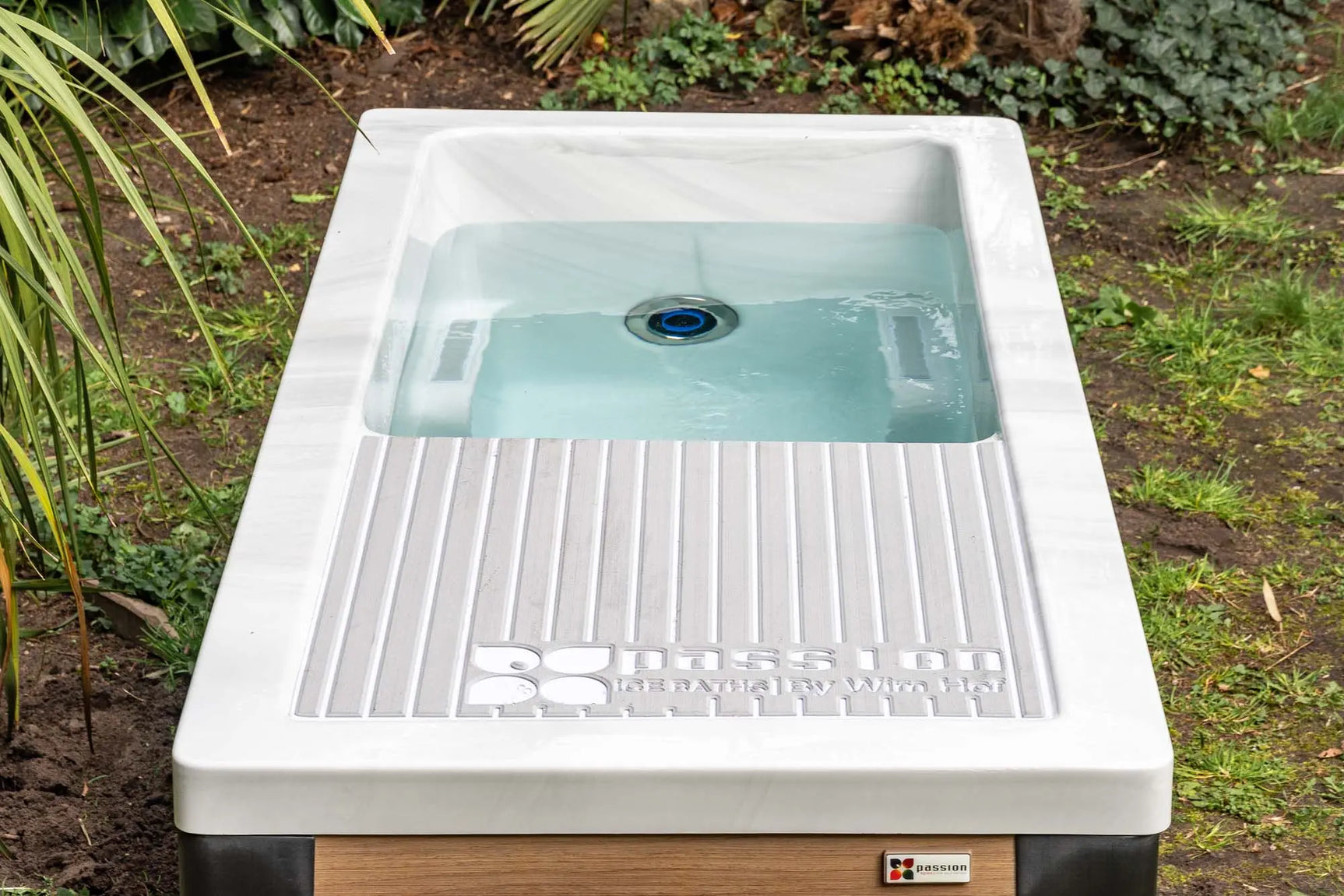Witte jacuzzi buiten met geïntegreerd ijsbad, strak design, ideaal als zwemspa of swimspa.