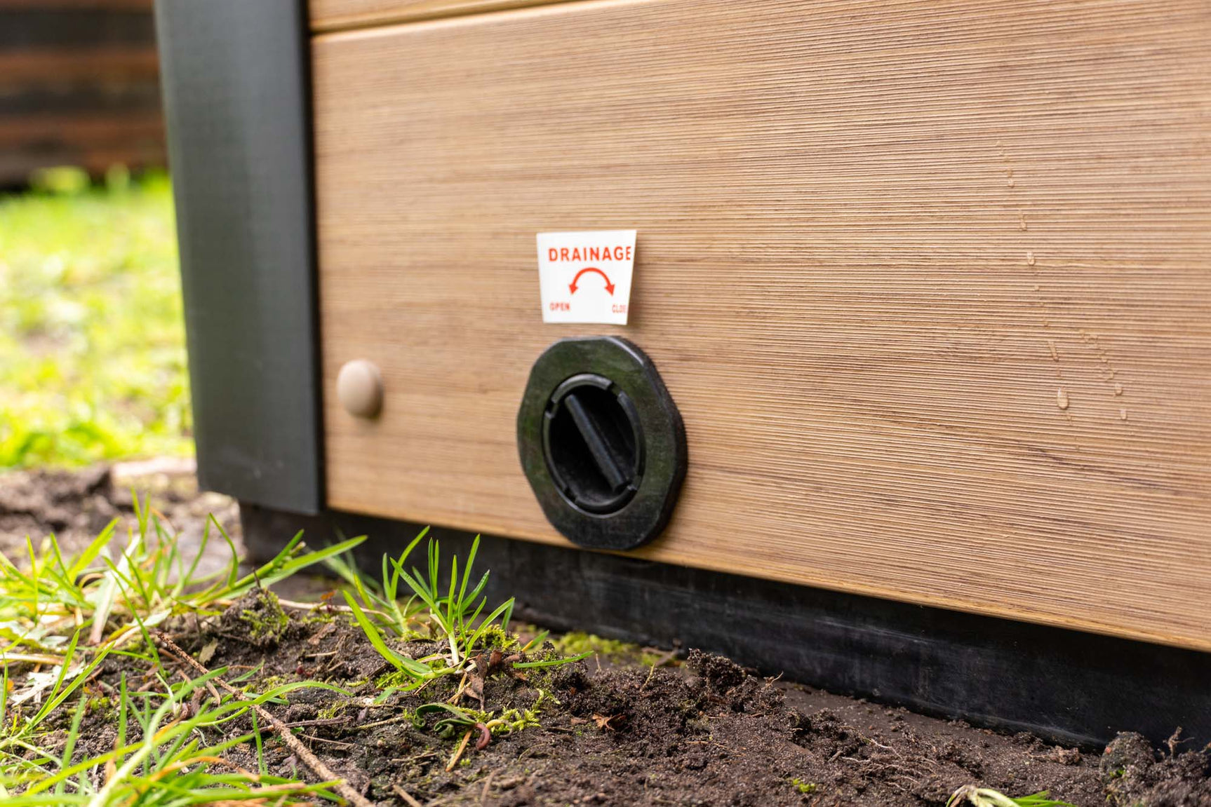 Close-up van aansluiting op houten paneel van jacuzzi buiten, ideaal voor zwemspa en swimspa, jacuzzi kopen.