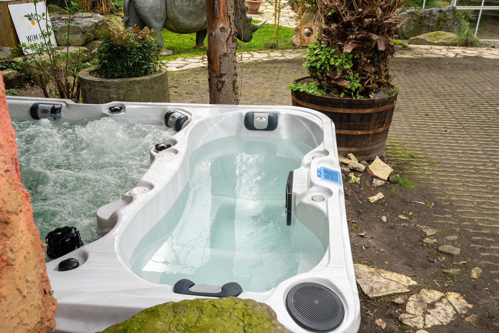 Witte jacuzzi buiten met hot and cold therapy ijsbad en bubbels in zwemspa.