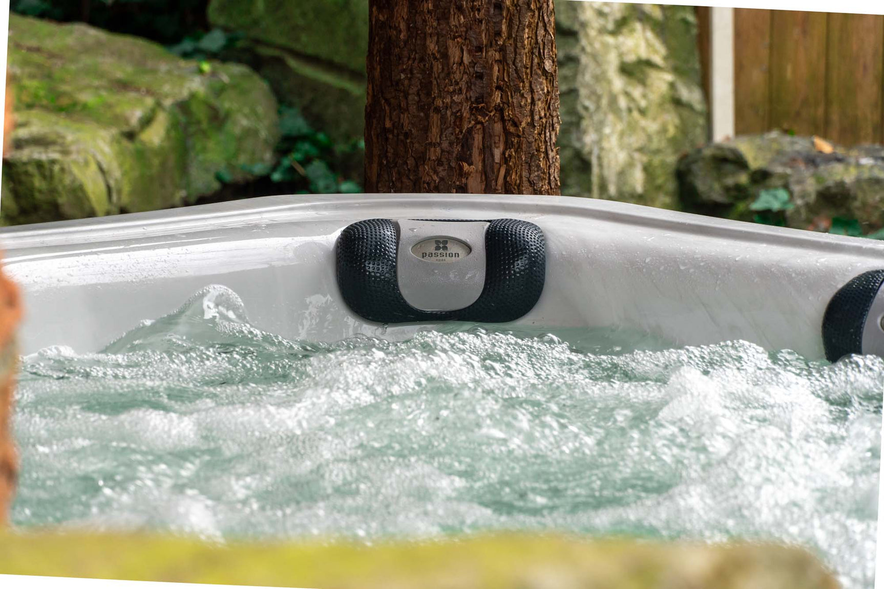 Witte jacuzzi met bubbelende waterstraal, ideale jacuzzi buiten of zwemspa voor ontspanning.