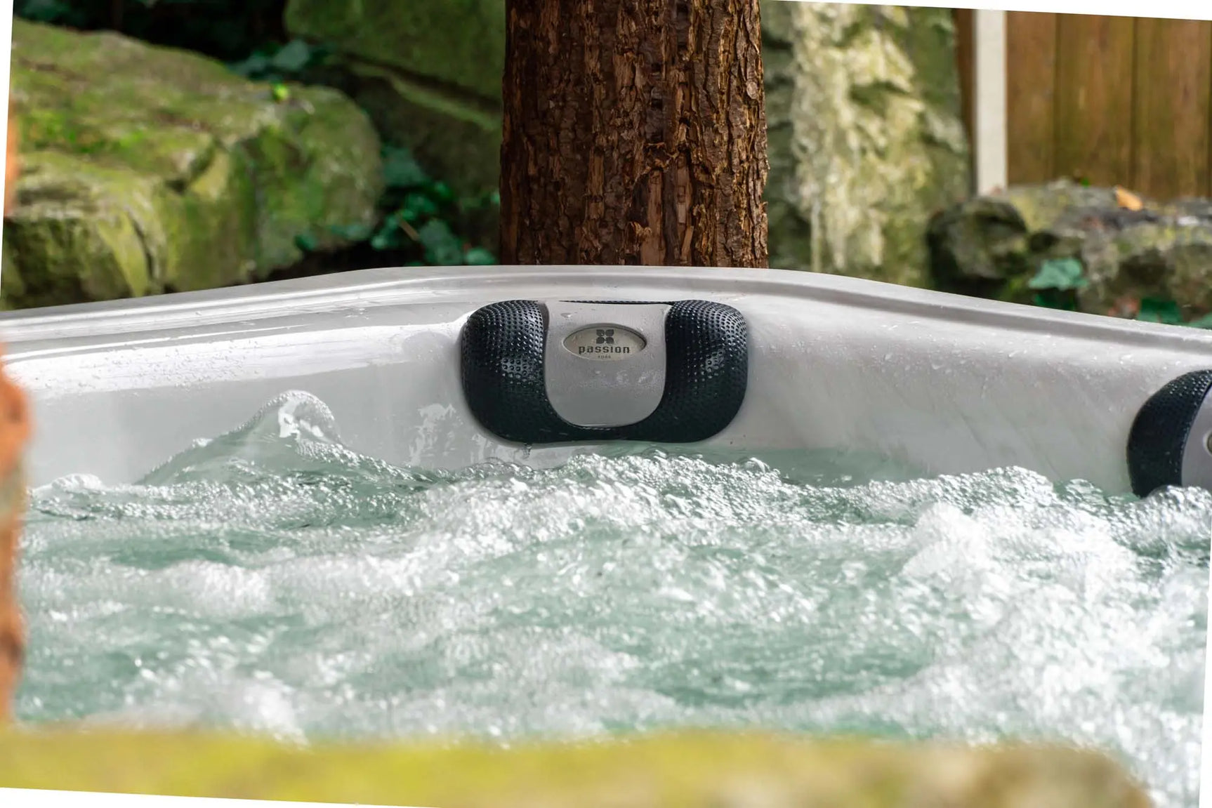 Witte jacuzzi met bubbelende waterstraal, ideale jacuzzi buiten of zwemspa voor ontspanning.