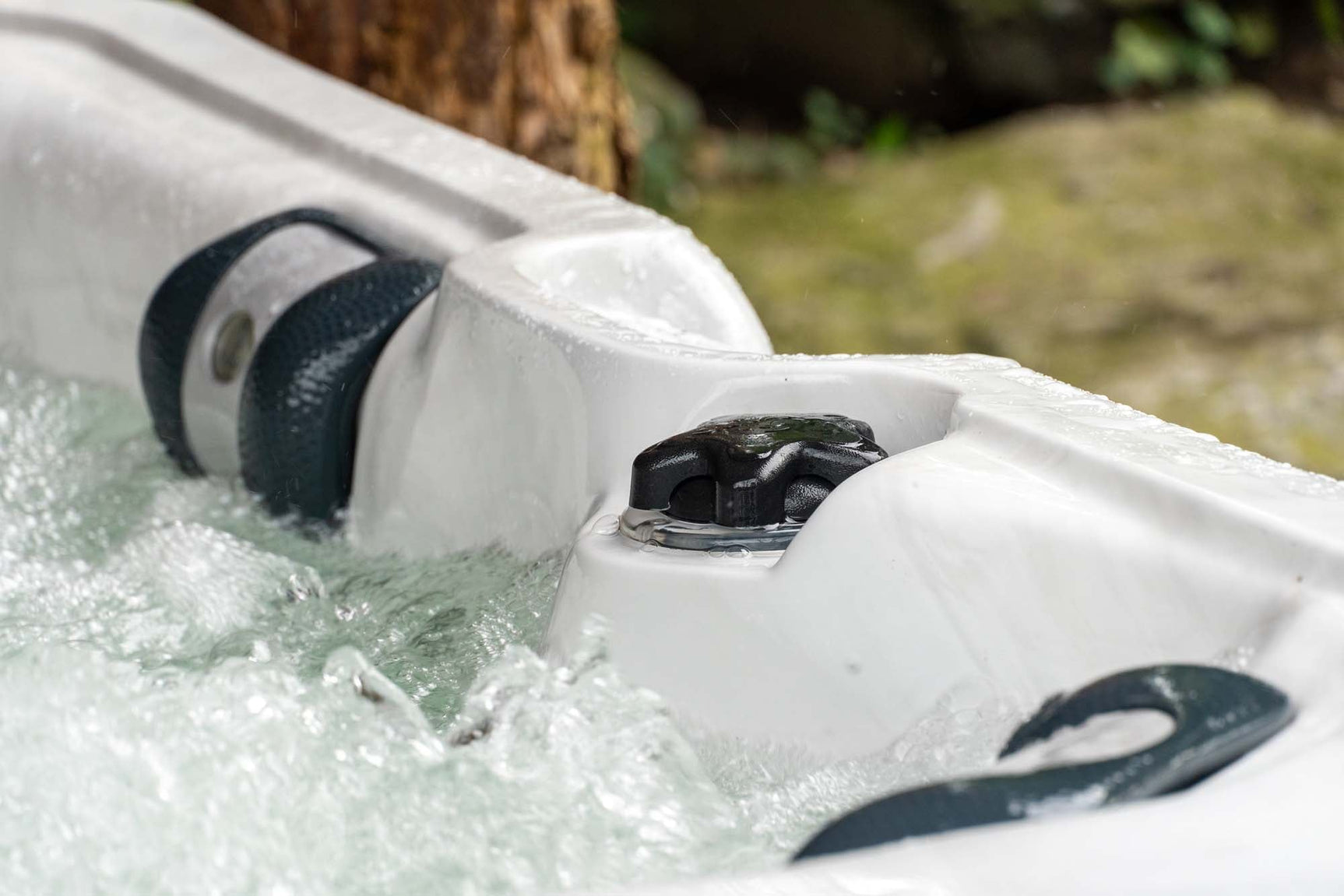 Witte jacuzzi buiten met bubbels en handgreep voor hot and cold therapy ice bath swimspa.