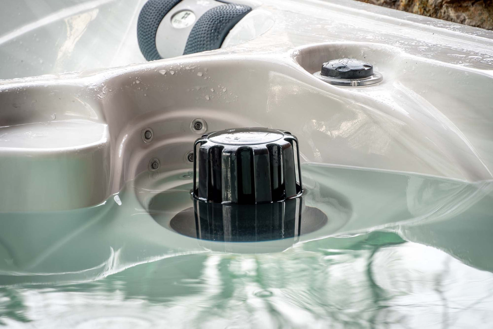 Close-up van waterregelaar in transparante jacuzzi gevuld met water, spa voor jacuzzi kopen, zwemspa, swimspa, jacuzzi.