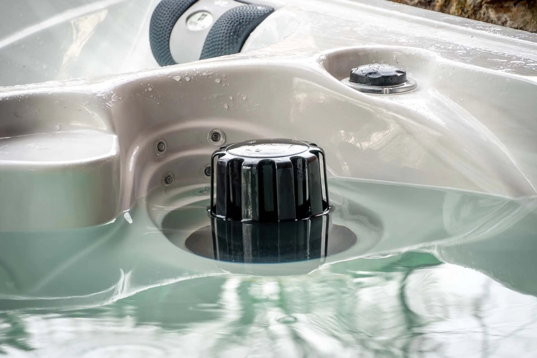 Close-up van waterregelaar in transparante jacuzzi gevuld met water, spa voor jacuzzi kopen, zwemspa, swimspa, jacuzzi.