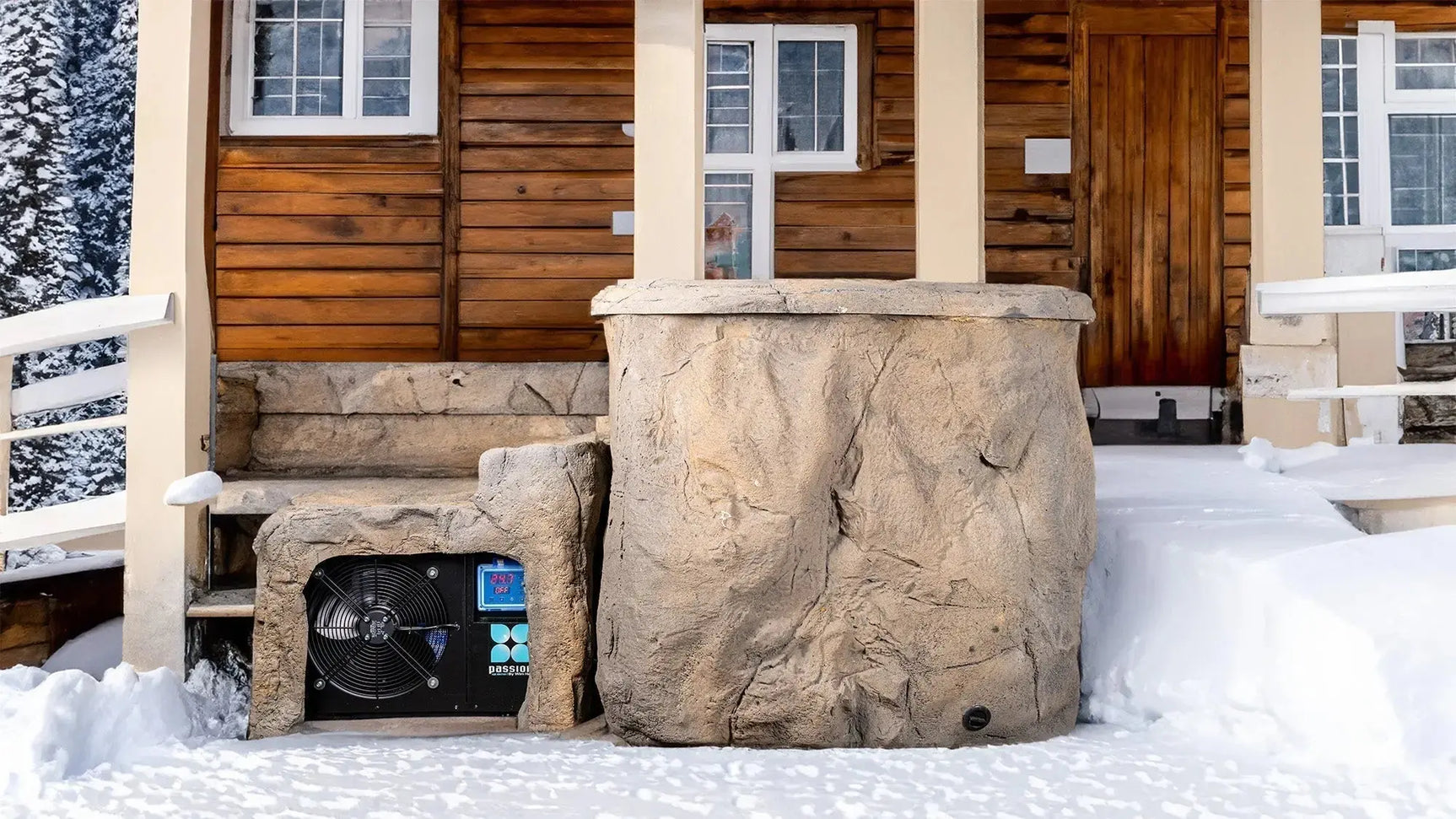 Rond rock ice bath in natuursteenstijl buiten, ideaal als jacuzzi buiten of zwemspa in sneeuwomgeving.