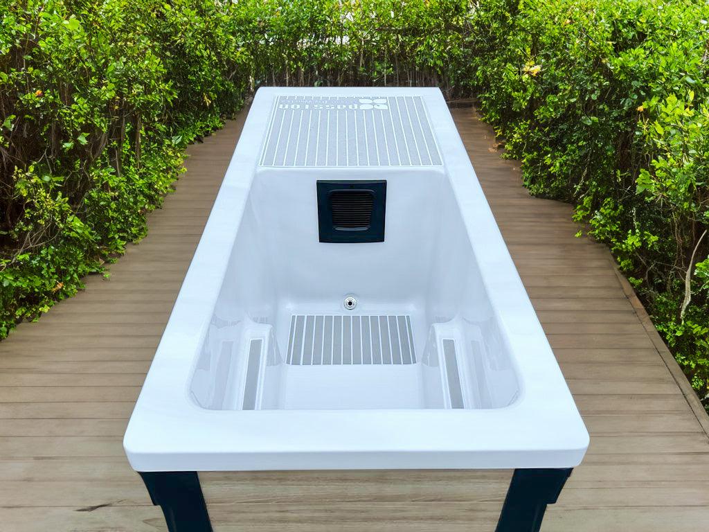 Witte swimspa met ingebouwde jacuzzi en comfortabele zitplekken, perfecte jacuzzi buiten.