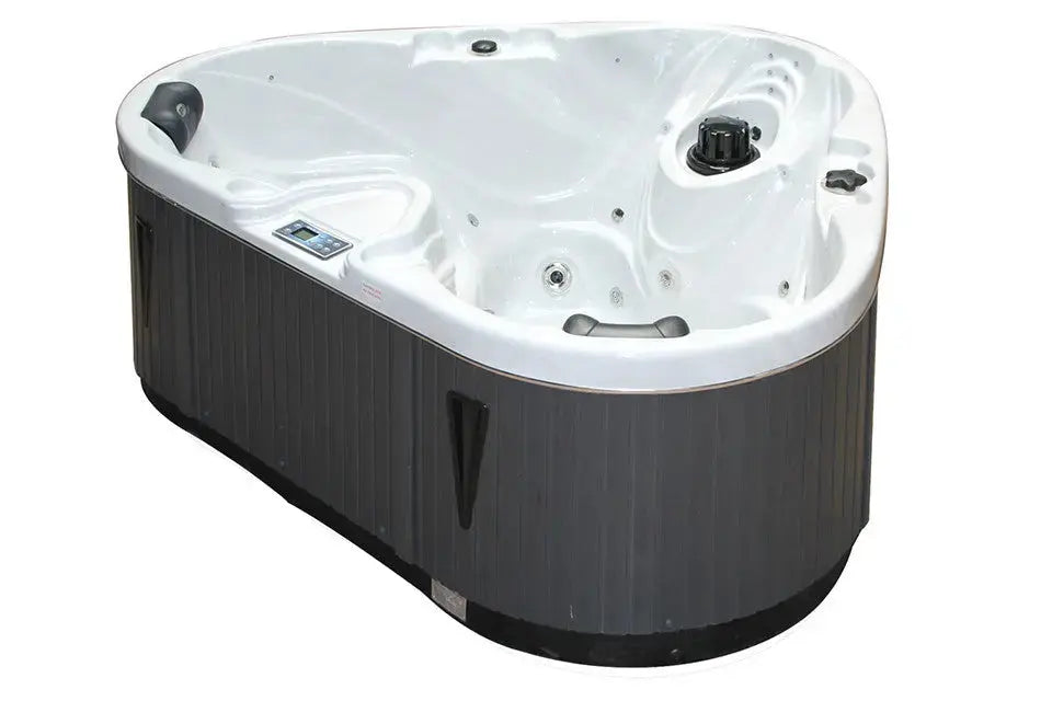 Witte driehoekige jacuzzi buiten met plek voor 2 personen en LED-verlichting, ideale swimspa.;;