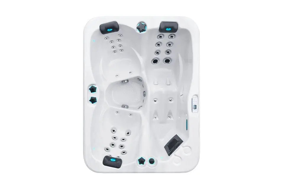 Witte 3-persoons jacuzzi met meerdere jets, ideaal voor swimspa en buitengebruik.