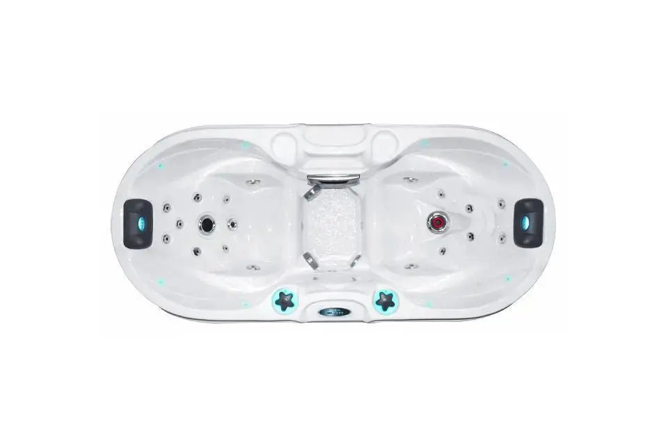 Witte 2-persoons jacuzzi swimspa met ergonomische zitplaatsen en ingebouwde jets voor jacuzzi buiten.