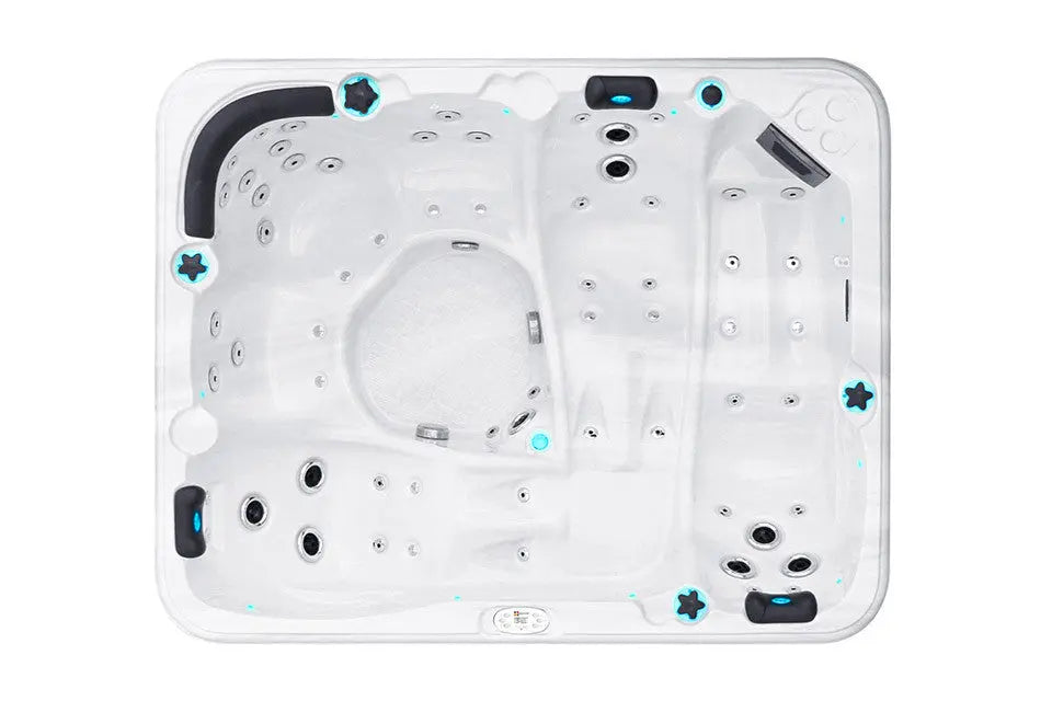 Witte 6-persoons jacuzzi met meerdere zitplekken en jets voor een luxe swimspa ervaring buiten.