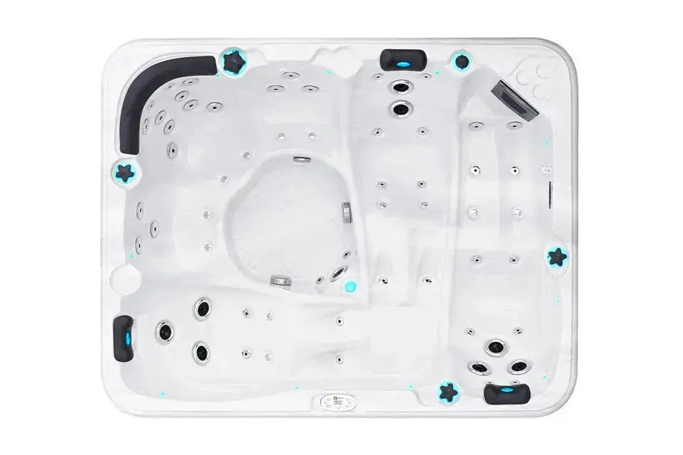 Witte 6-persoons jacuzzi met meerdere zitplekken en jets voor een luxe swimspa ervaring buiten.