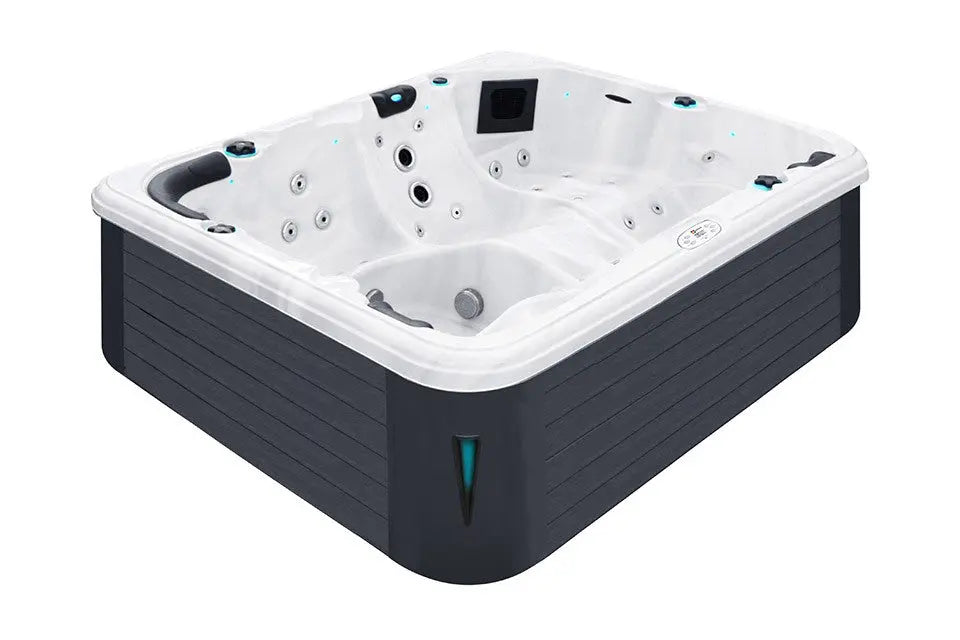 Zes persoons witte jacuzzi buiten met donkergrijze behuizing en ingebouwde zwemspa functies.