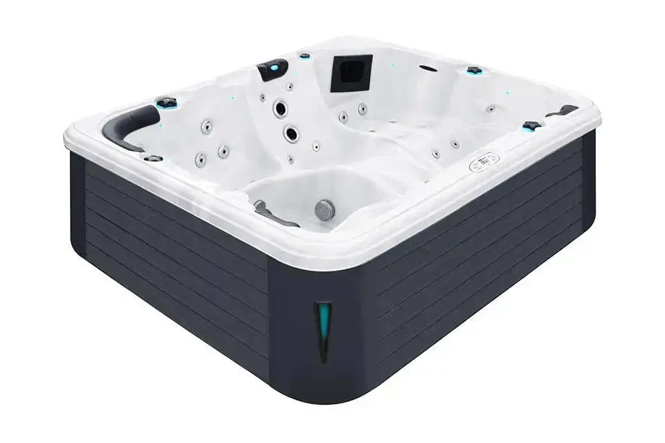 Zes persoons witte jacuzzi buiten met donkergrijze behuizing en ingebouwde zwemspa functies.