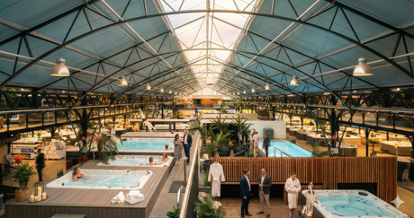 Interieur van de 35.000m2 Fonteyn Spas showroom met opgestelde jacuzzi's en zwemspa's