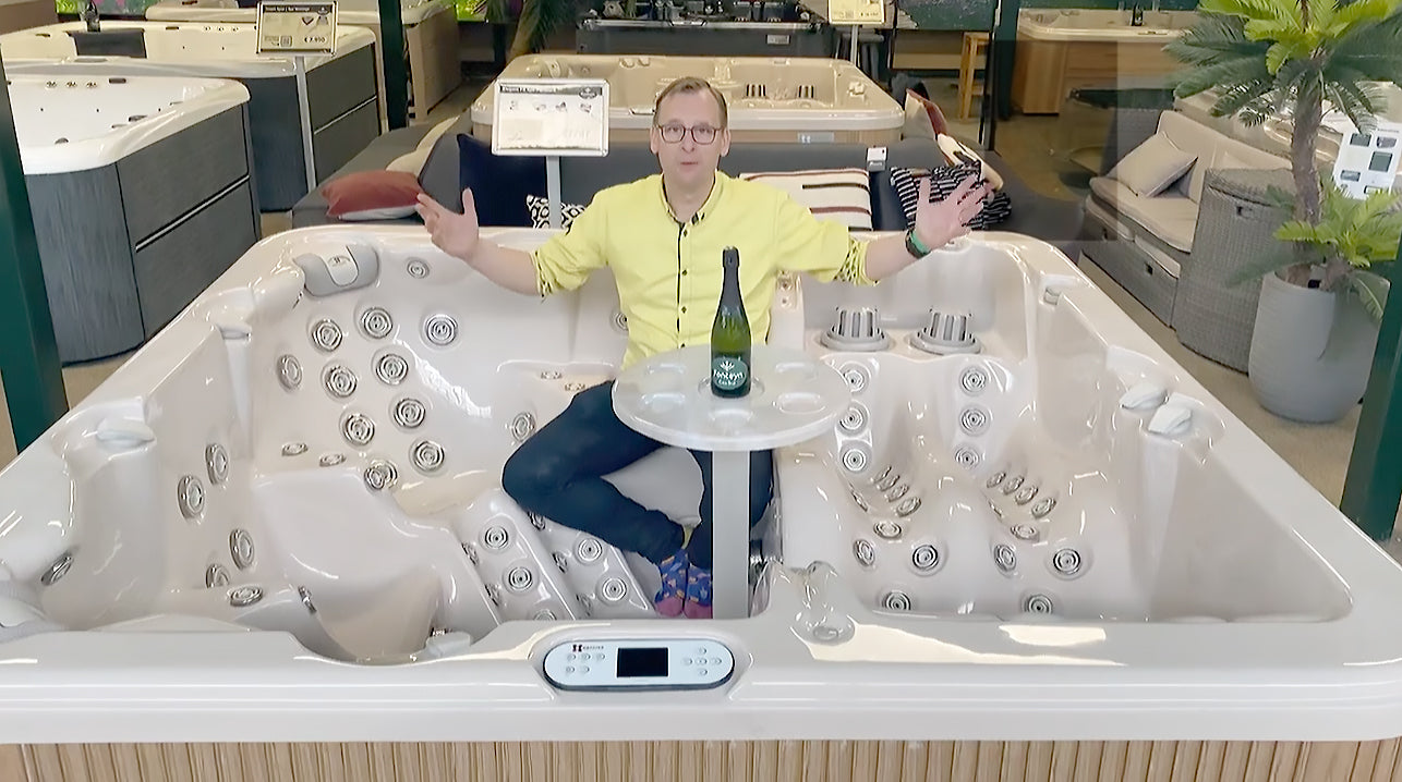 Man ontspant in een Eden Spas Lagoon