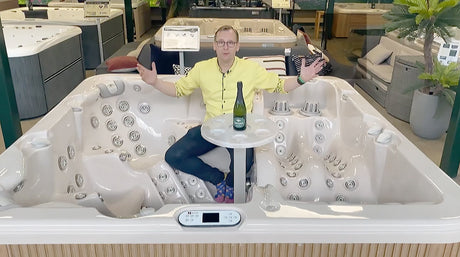 Man ontspant in een Eden Spas Lagoon