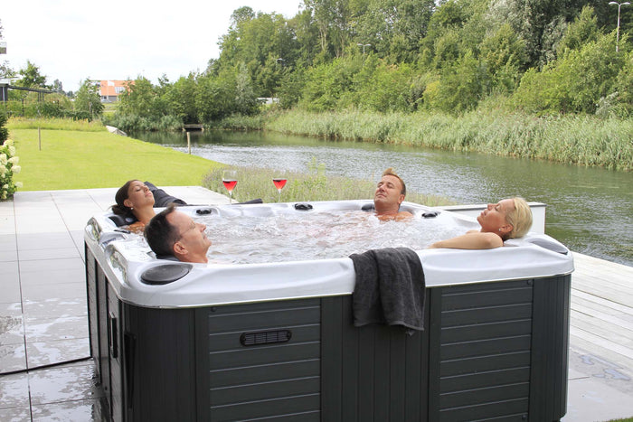 Jacuzzi 4 personen op terras, ideaal voor gezinnen