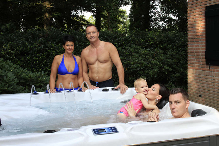 Jacuzzi 6 personen in tuin, ideaal voor familie en vrienden