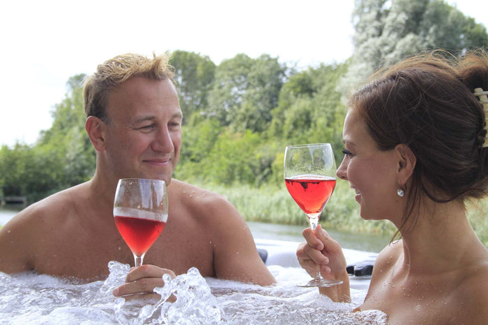 compacte jacuzzi 2 personen op terras