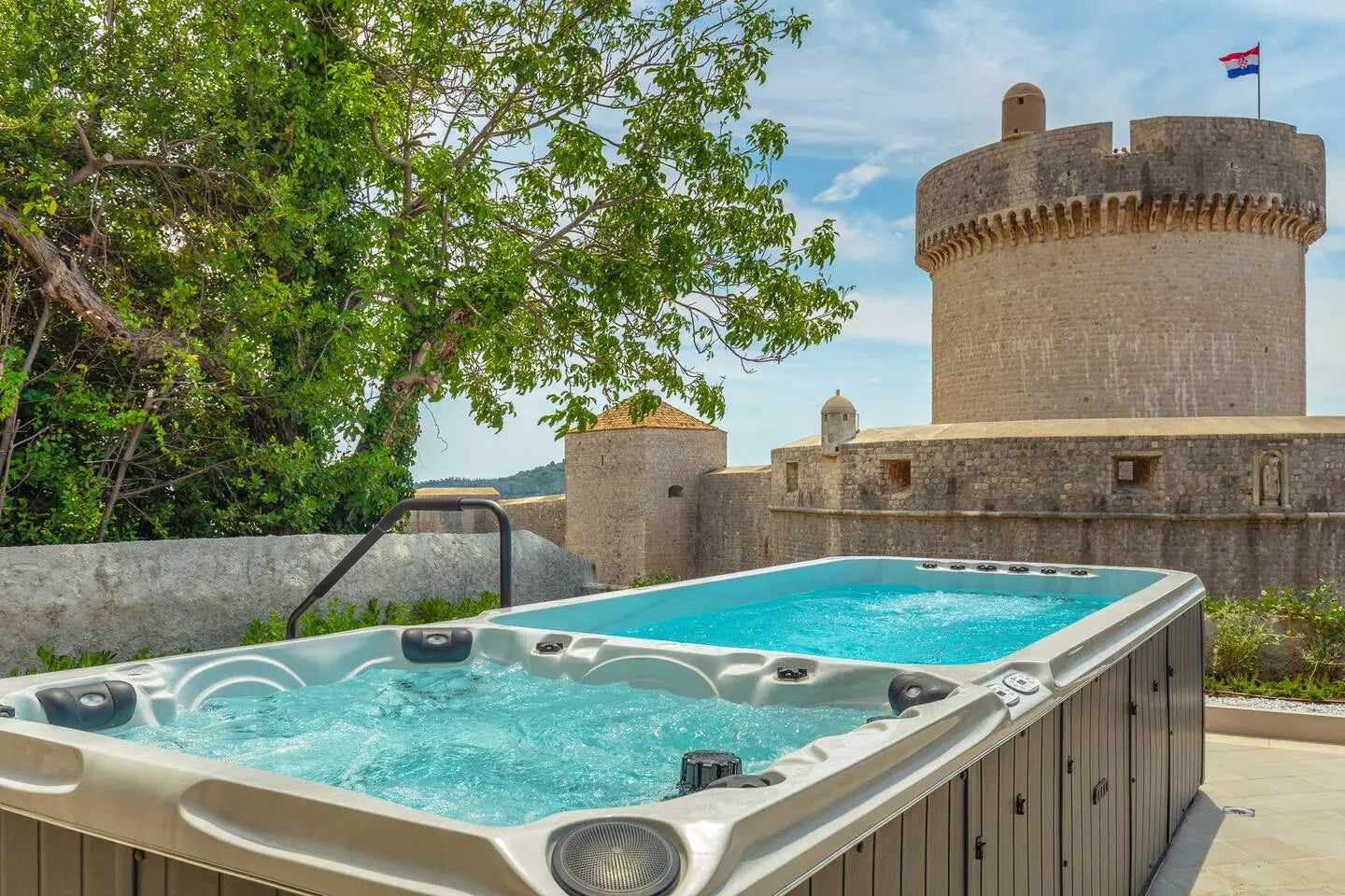 Moderne zwemspa Dynamic Deep met krachtige jets en zwemstrook, perfecte jacuzzi buiteninstallatie.