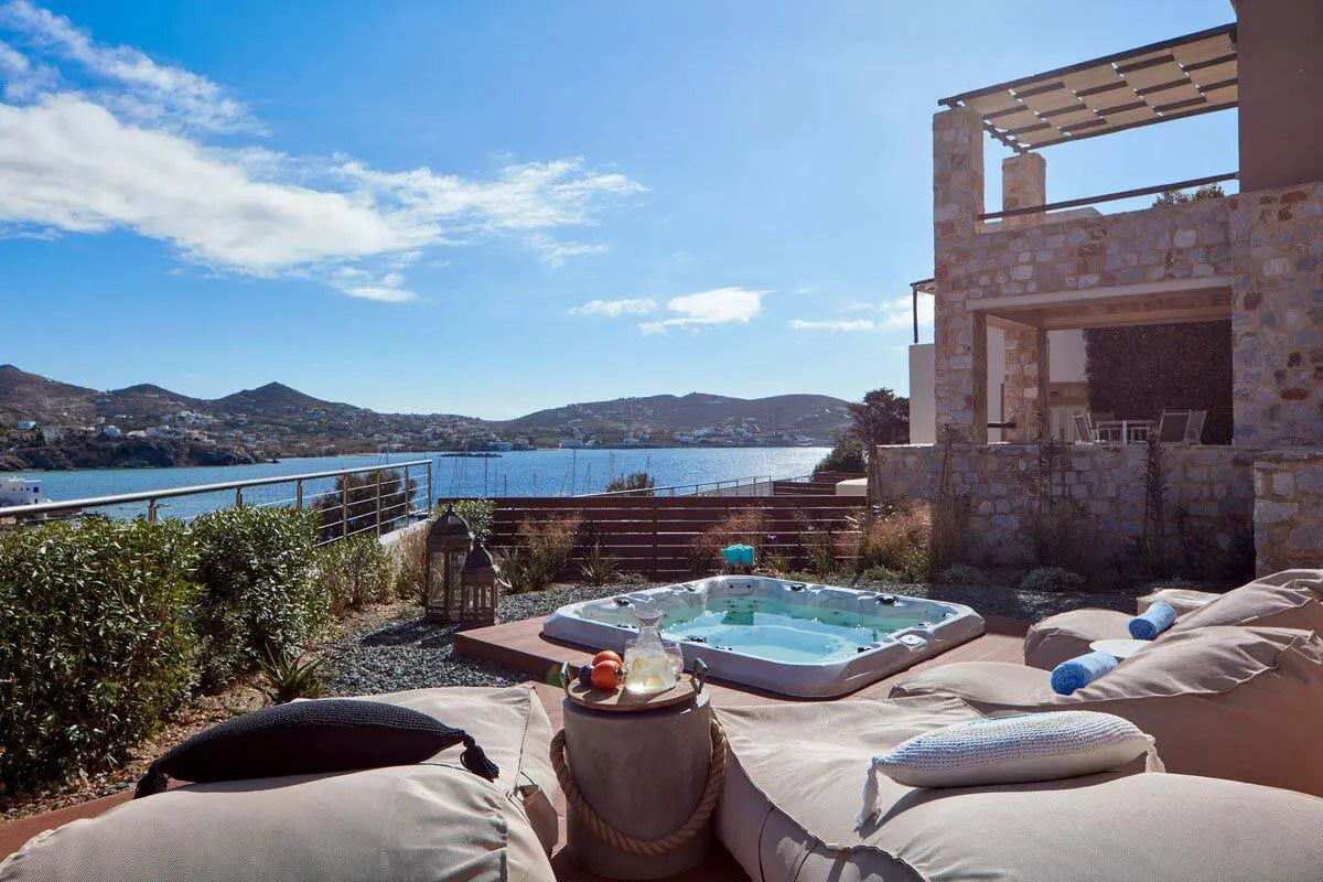 Zevenpersoons jacuzzi buiten op terrasje met uitzicht, perfecte swimspa en zwemspa optie.