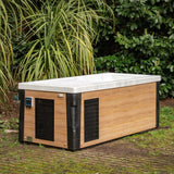 Lichte houten jacuzzi buiten met witte bovenkant, ideale swimspa en zwemspa voor tuin.