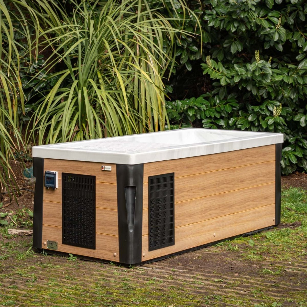 Lichte houten jacuzzi buiten met witte bovenkant, ideale swimspa en zwemspa voor tuin.