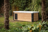 Moderne buiten jacuzzi met houtlook ombouw, perfect als swimspa of zwemspa voor tuingebruik.
