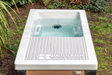 Witte jacuzzi buiten met geïntegreerd ijsbad, strak design, ideaal als zwemspa of swimspa.