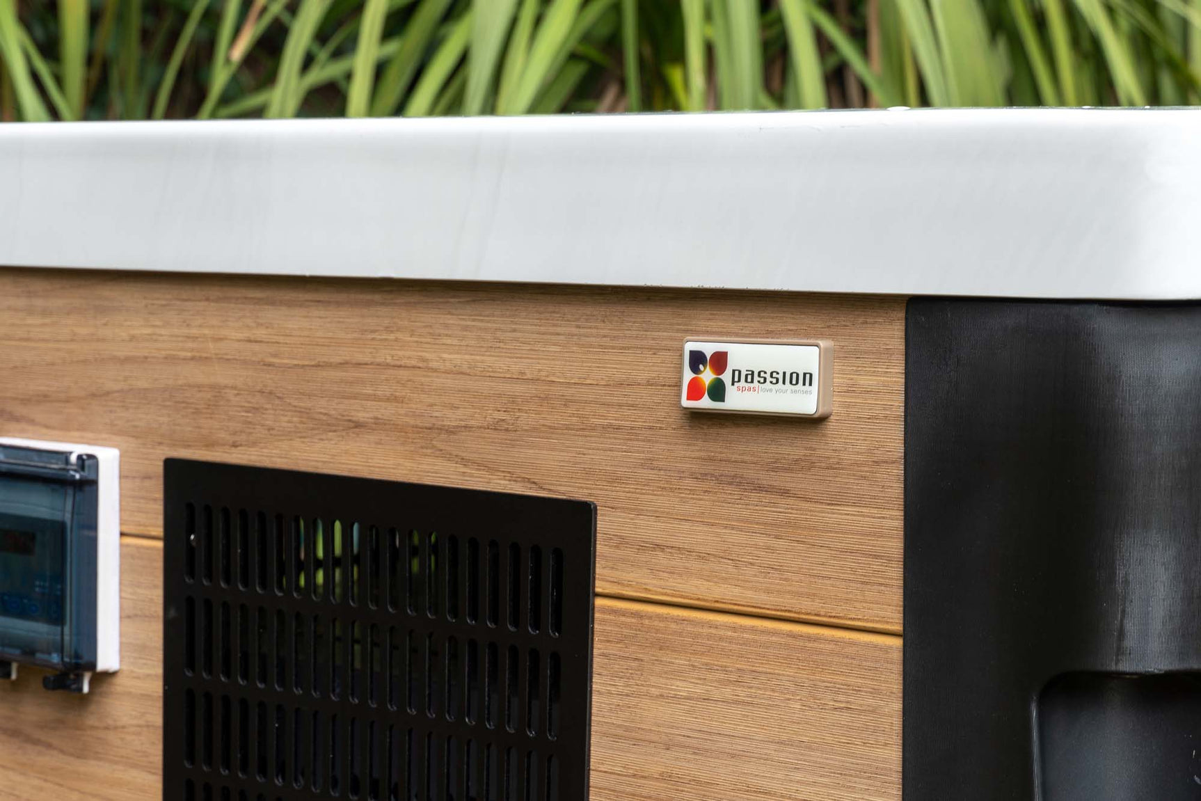 Hoek van moderne jacuzzi buiten met houtlook en wit kunststofrand, ideaal voor swimspa or jacuzzi kopen.