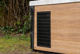 Hoek van een houten jacuzzi buiten met zwarte ventilatierooster detail voor swimspa en jacuzzi kopen.