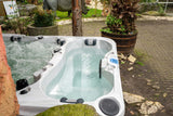 Witte jacuzzi buiten met hot and cold therapy ijsbad en bubbels in zwemspa.