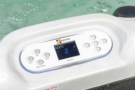 Wit bedieningspaneel met digitaal scherm van jacuzzi buiten voor hot and cold therapy swimspa.