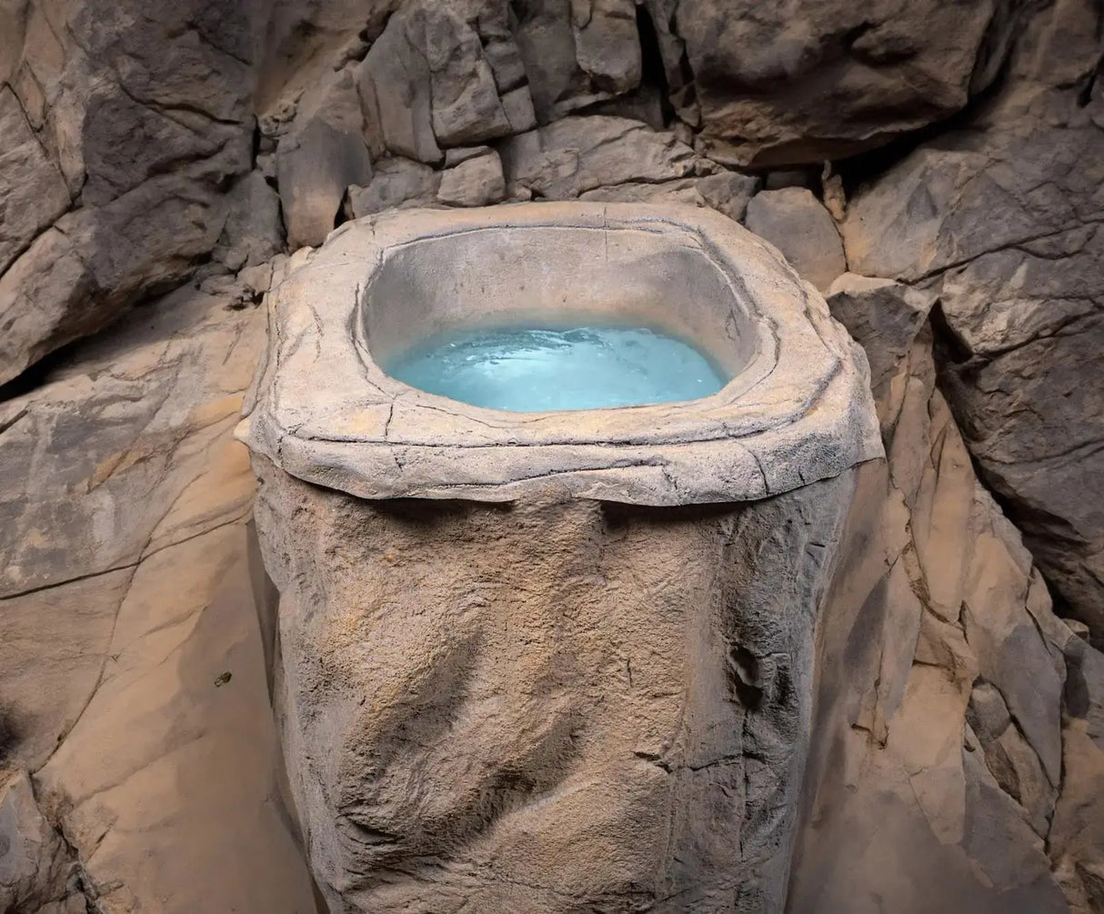 Rock ice bath in natuurlijke stenen look, ideaal als jacuzzi buiten of zwemspa voor thuisgebruik.