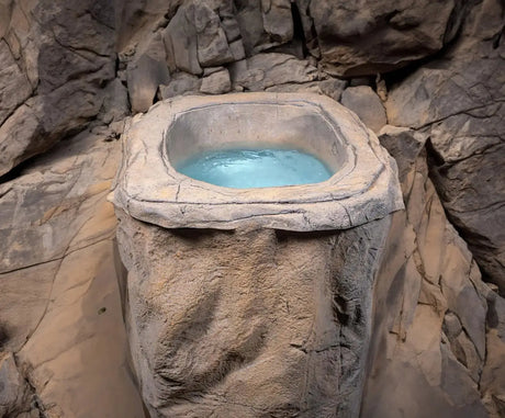 Rock ice bath in natuurlijke stenen look, ideaal als jacuzzi buiten of zwemspa voor thuisgebruik.
