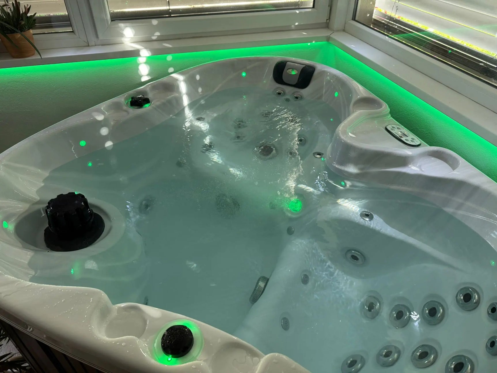 Witte Spa Heart jacuzzi buiten in hartvorm voor 2 personen, swimspa met massagestralen en bedieningspaneel.