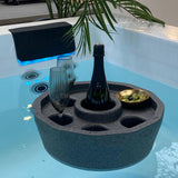 Grijze drijvende bar met vakken voor glazen en flessen in een jacuzzi buiten, ideaal voor swimspa en zwemspa gebruik.