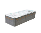 Witte zwemspa Energy Deep met zitgedeelte en swimspa voor buitengebruik, jacuzzi kopen.;;Witte zwemspa met meerdere jets en loungestoelen, ideaal als jacuzzi buiten of swimspa.