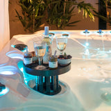 Zwarte skimmer bar in jacuzzi met glazen, flesjes en snacks voor zwemspa en swimspa accessoires jacuzzi buiten.