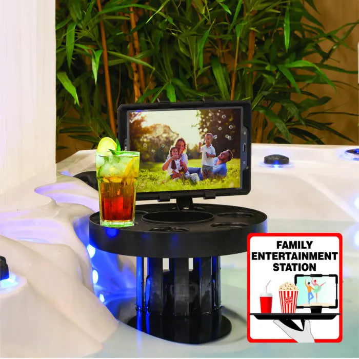 Zwarte tablethouder met drinkhouder aan skimmerbar bij jacuzzi buiten, ideaal voor swimspa en zwemspa gebruik.