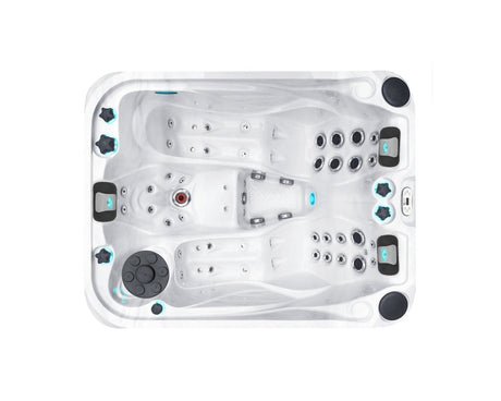 Witte 3-persoons jacuzzi buiten met meerdere massagejets, ideale swimspa en zwemspa voor ontspanning.