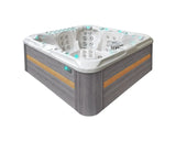 Moderne witte jacuzzi voor 7 personen met grijs houten buitenkant, geschikt als zwemspa en swimspa buiten.