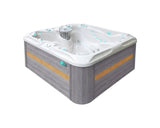 Moderne 5-persoons jacuzzi buiten met grijs houten ombouw en witte kuip voor swimspa gebruik.