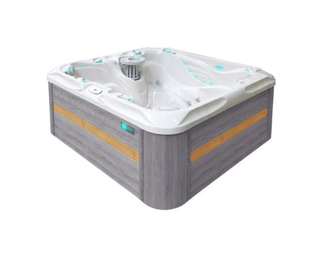 Moderne 5-persoons jacuzzi buiten met grijs houten ombouw en witte kuip voor swimspa gebruik.