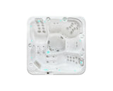 Witte 5-persoons jacuzzi buiten met meerdere zitplaatsen en geïntegreerde jets voor swimspa ervaring.