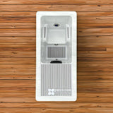 Witte compacte jacuzzi buiten met geïntegreerde zwemspa en antislip oppervlak voor jacuzzi kopen.