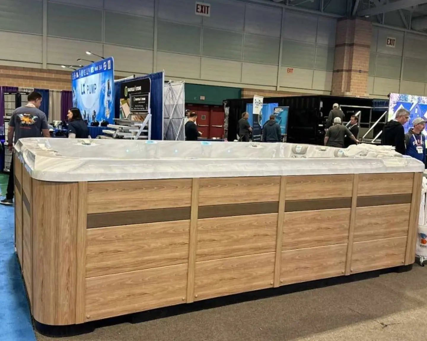 Witte zwemspa met meerdere jets en zitplaatsen, ideale jacuzzi buiten voor sport en ontspanning, swimspa voor zwemmen en.;Moderne zwemspa met houtlook buitenzijde en wit interieur, ideaal als jacuzzi buiten of swimspa, perfect voor jacuzzi kopen.;Witte zwemspa met zit- en ligplaatsen, meerdere jets en speakers, ideale jacuzzi buiten en swimspa voor sportief gebruik.;